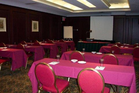 Airport East By Ihg Toronto