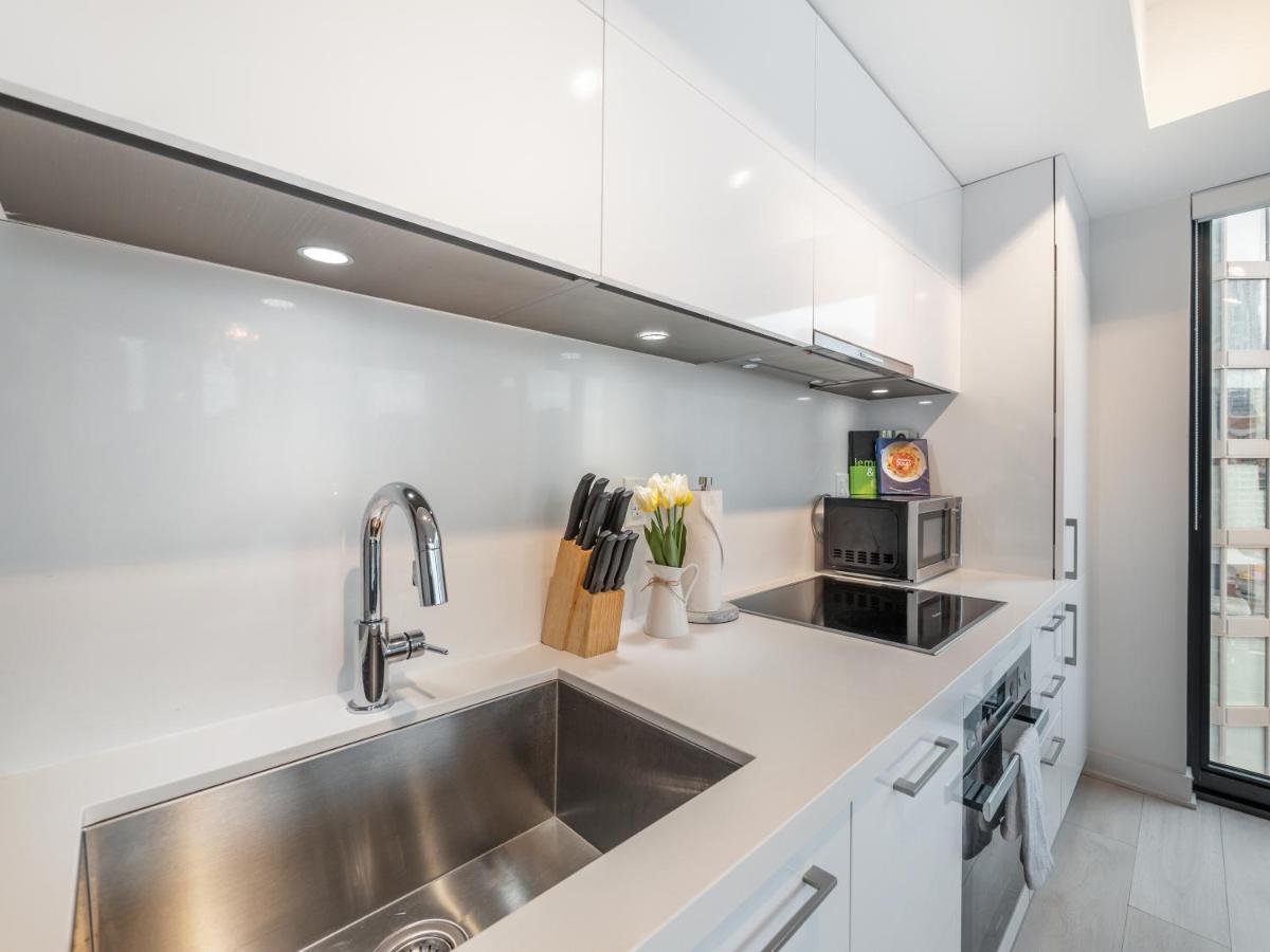 Designer 1br + Study In Coveted Yorkville Apartment *