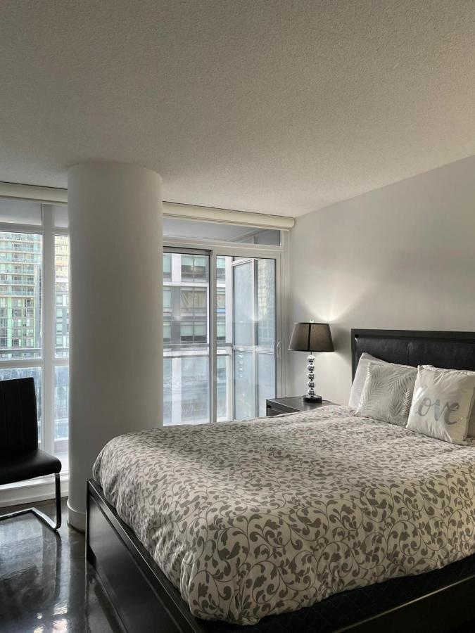 Downtown Luxurious Stylish 3 Bedroom 3 Bath 2 Balconies Near Rogers Centre Lakeview * Toronto