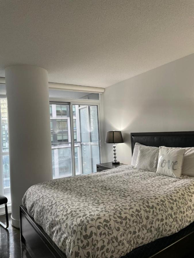 Downtown Luxurious Stylish 3 Bedroom 3 Bath 2 Balconies Near Rogers Centre Lakeview Apartment Toronto