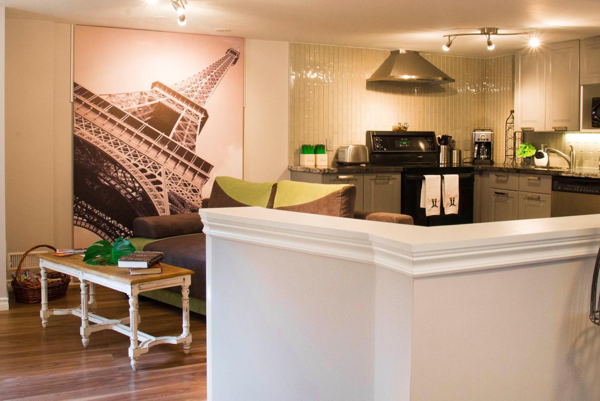 Charming Downtown Pied-a-terre Apartment *