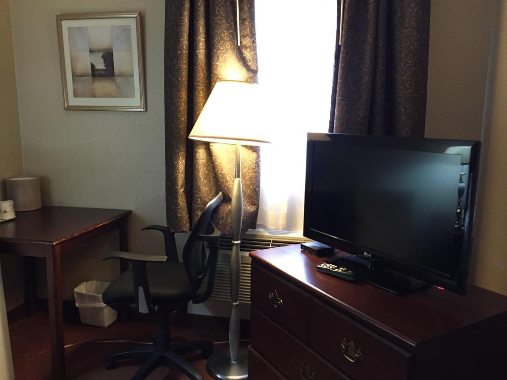 Howard Johnson By Wyndham Downtown West Hotel *