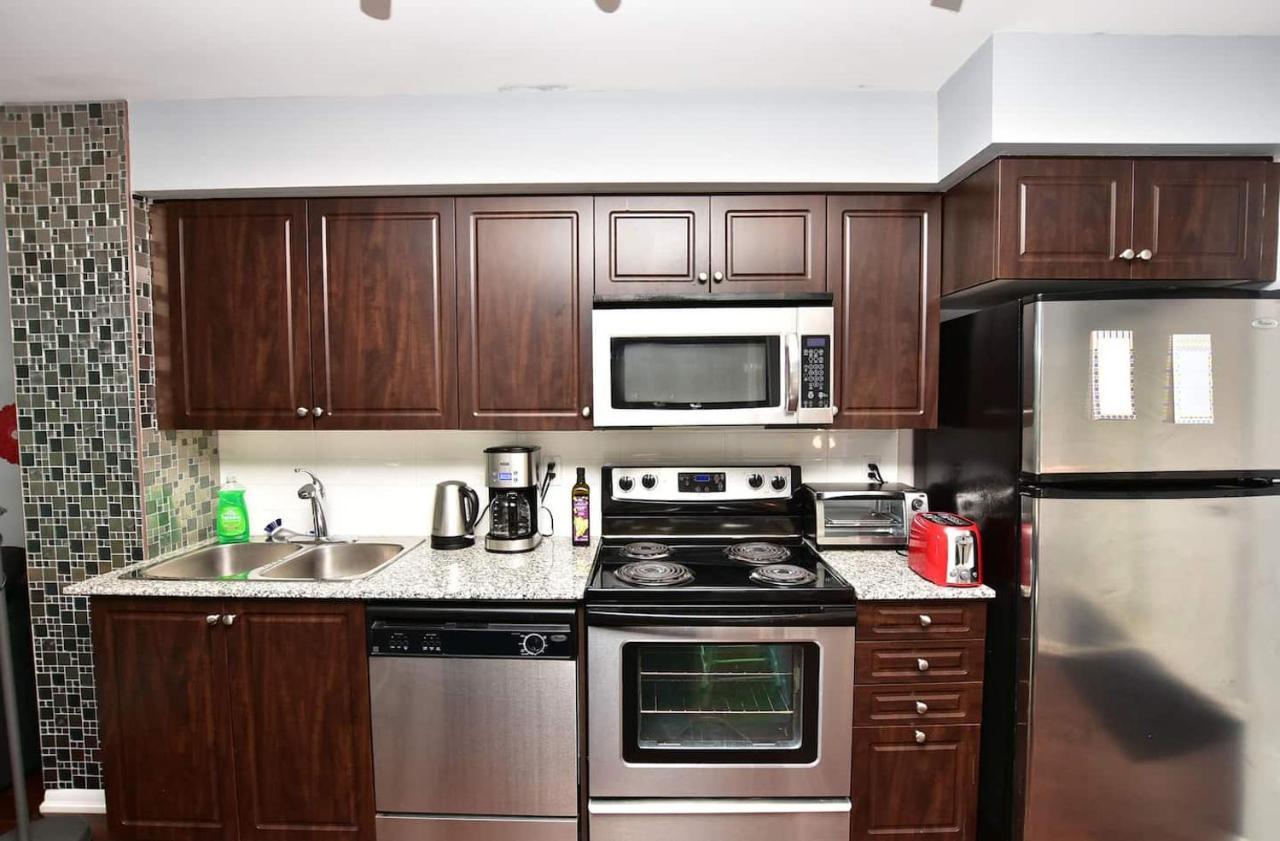 Downtown Condo, Free Parking & Amenities Apartment *