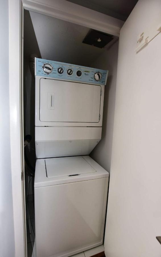 Downtown Condo, Free Parking & Amenities * Toronto