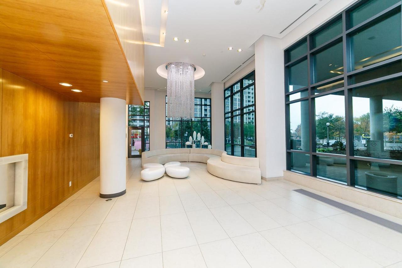 Downtown Condo, Free Parking & Amenities Apartment *