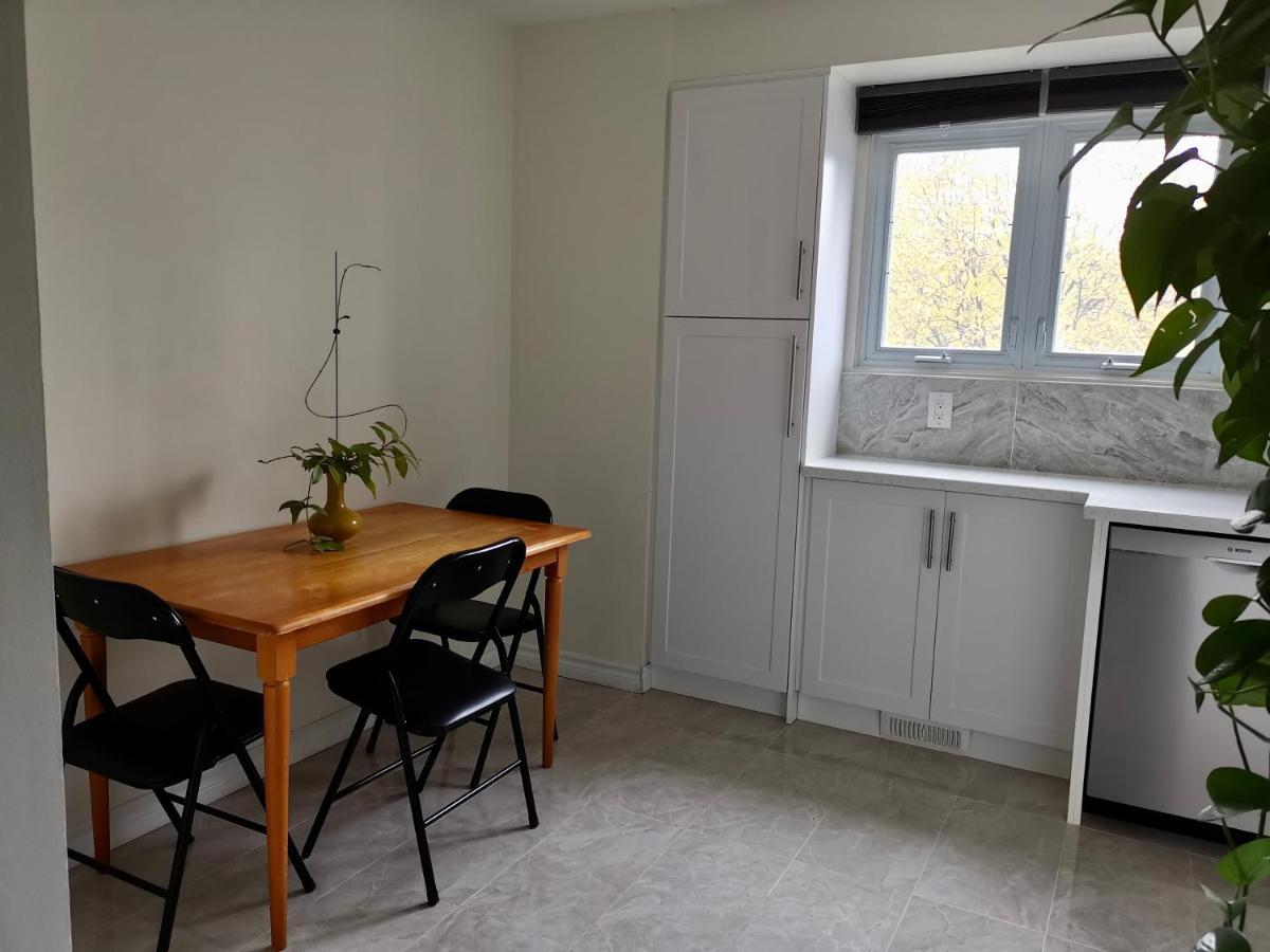 Private In House In North York Shared Kitchen Guest house Toronto