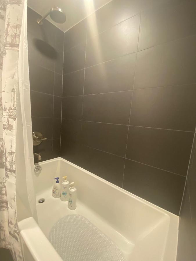 1 Bedroom With Gorgeous View! Guest house Toronto