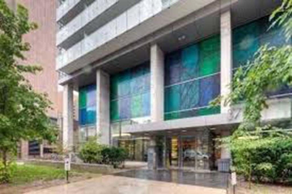 Escape - Bay & College- 37 Grosvenor Street Apartment *