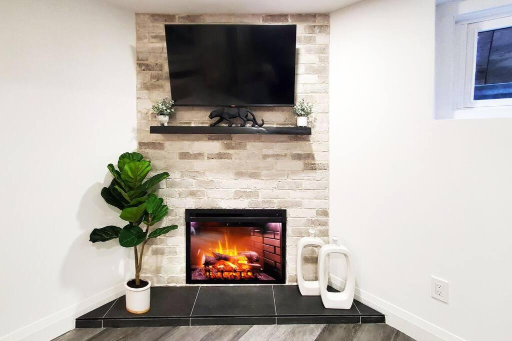 Renovated Guest Near The & High Park In Toronto!