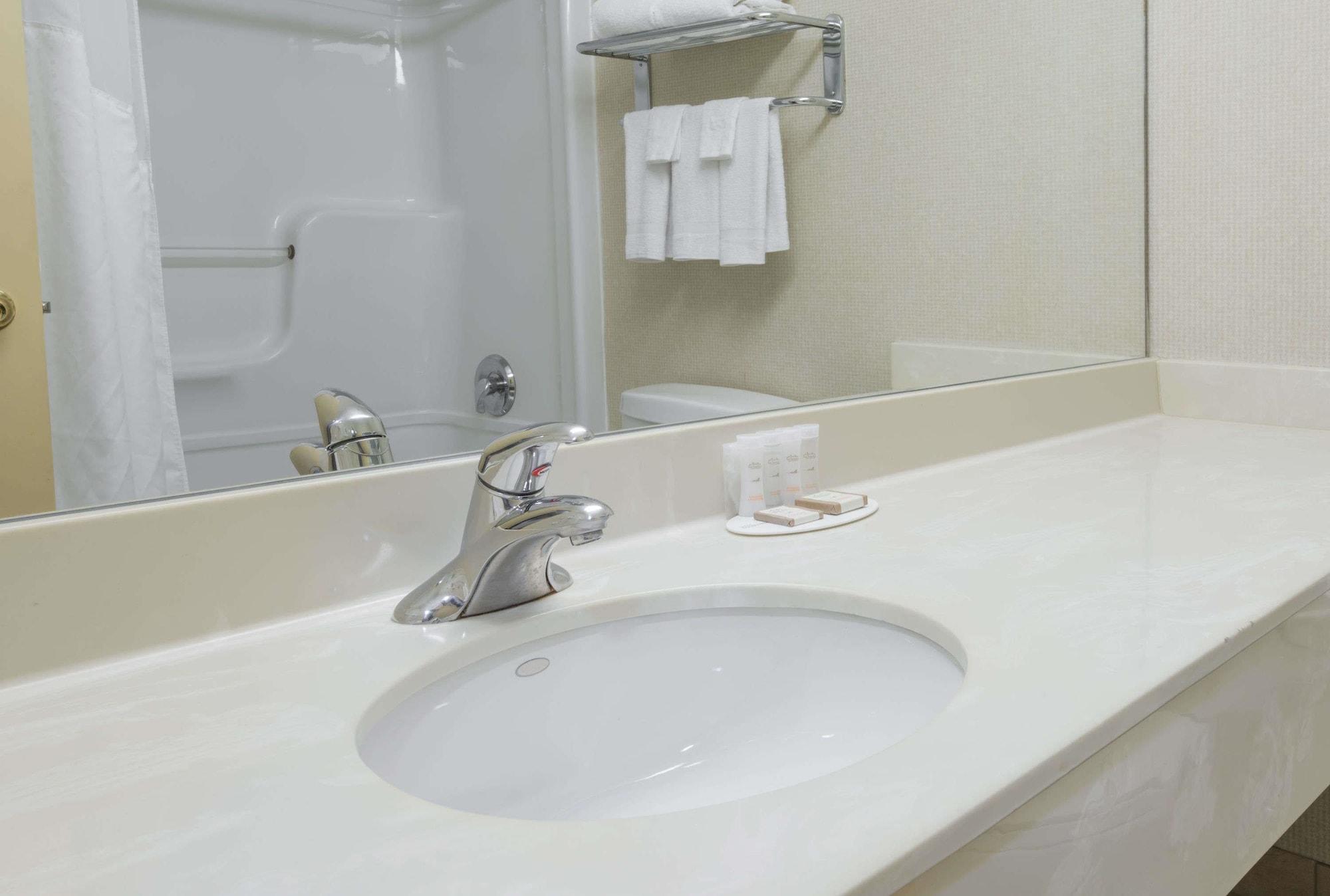 Hotel Howard Johnson By Wyndham Downtown West *