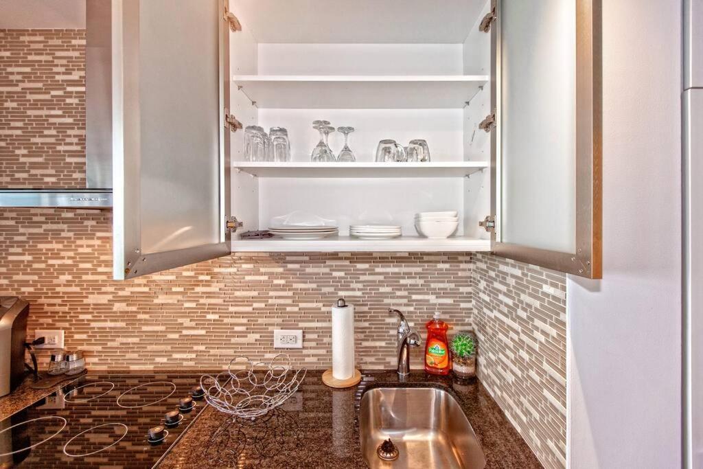 Lux Condo Near Cn Tower W/Amazing View + Parking! Apartment Toronto
