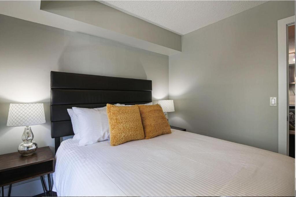 Union Square Centre Apartment Toronto