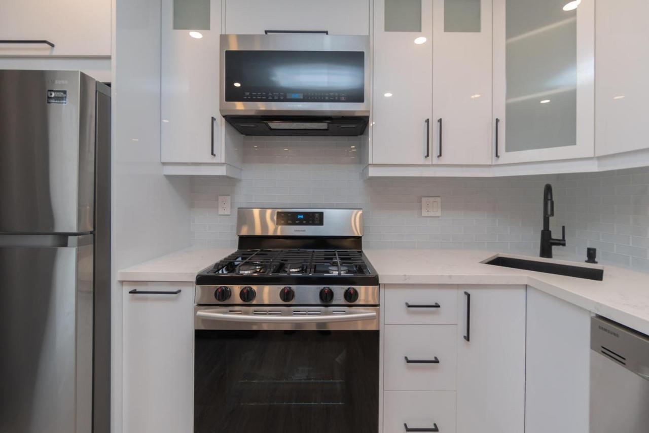 Your Comfy In Mid-toronto Apartment *