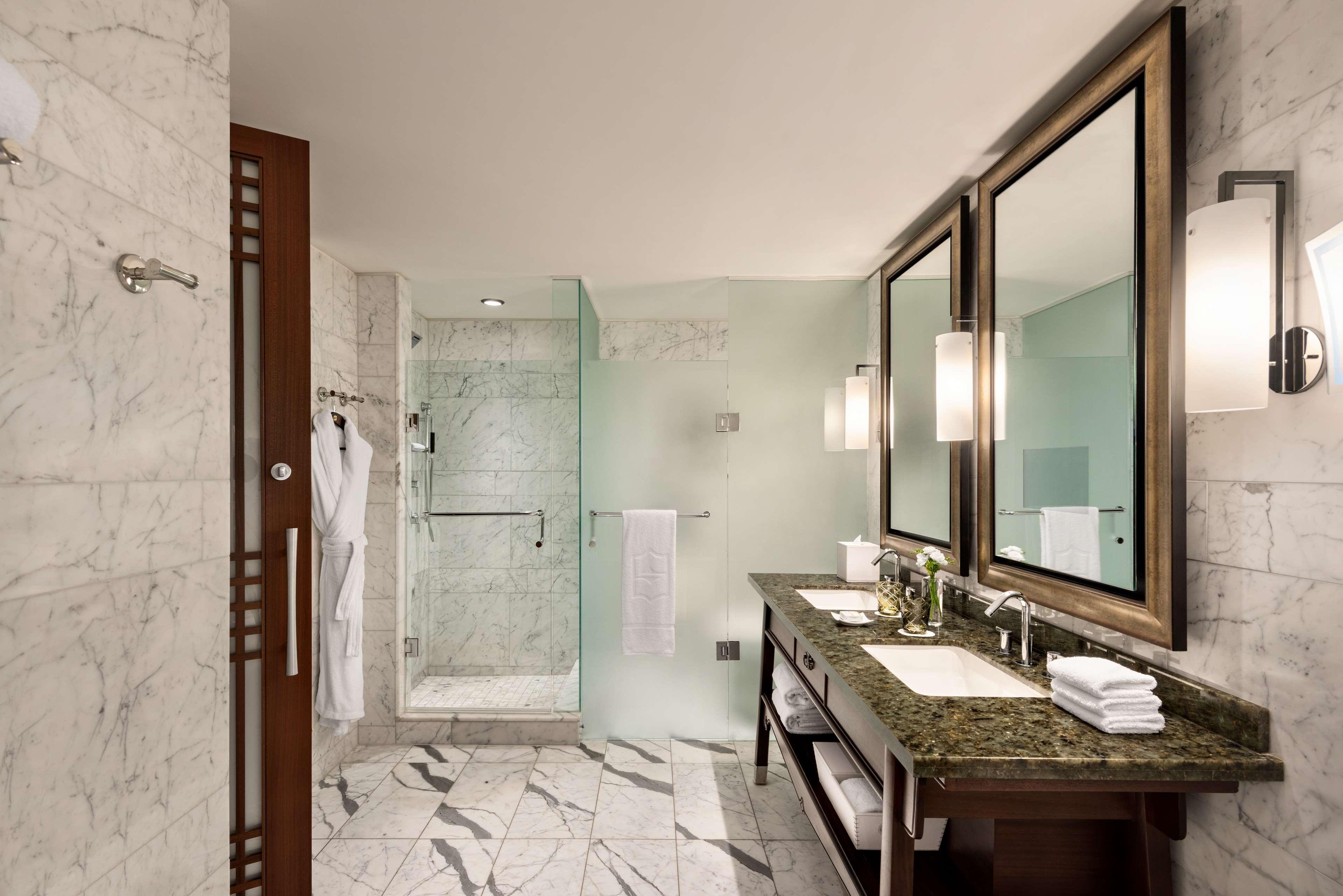 Shangri-la 5* Toronto