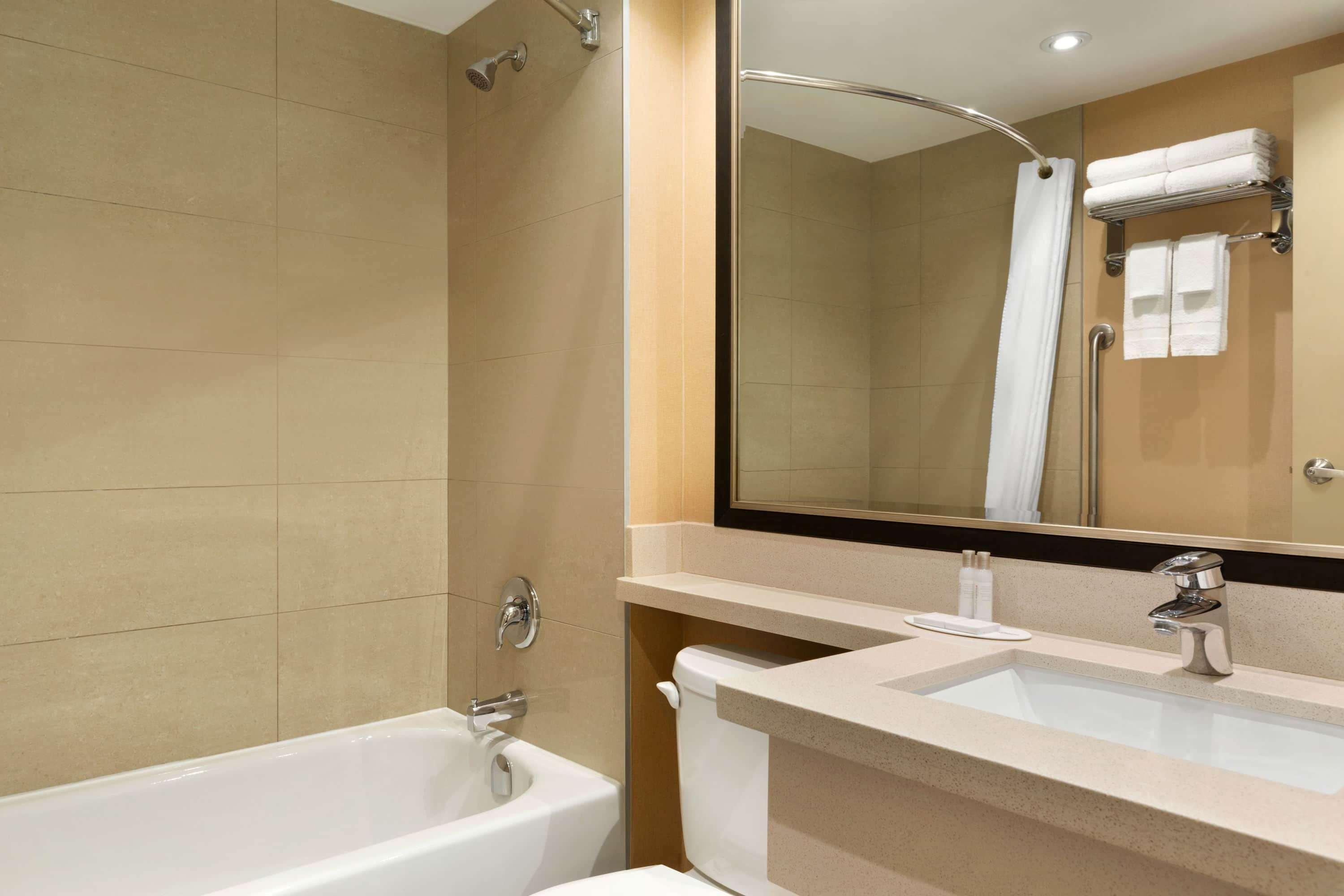 Travelodge By Wyndham East Hotel Toronto