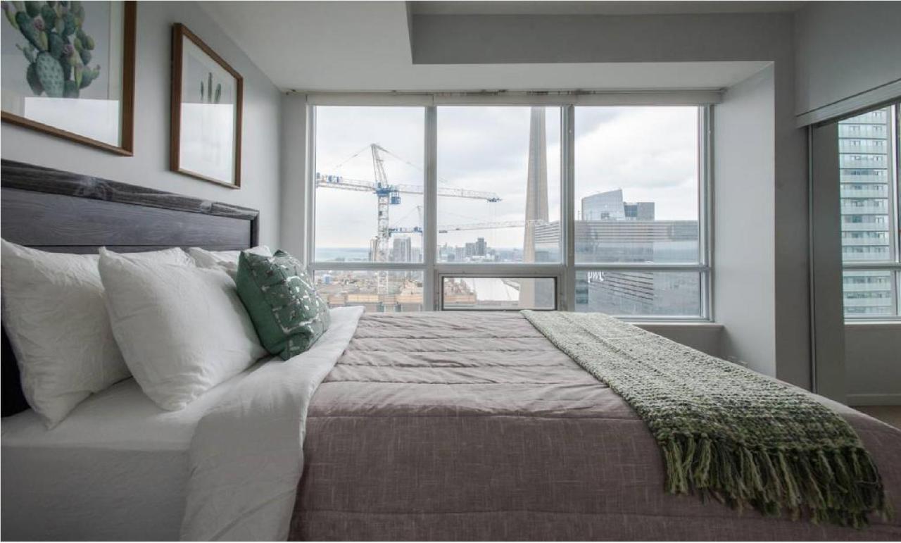 Downtown Core Two Bedroom With Cn Tower View, Free Parking Homestay