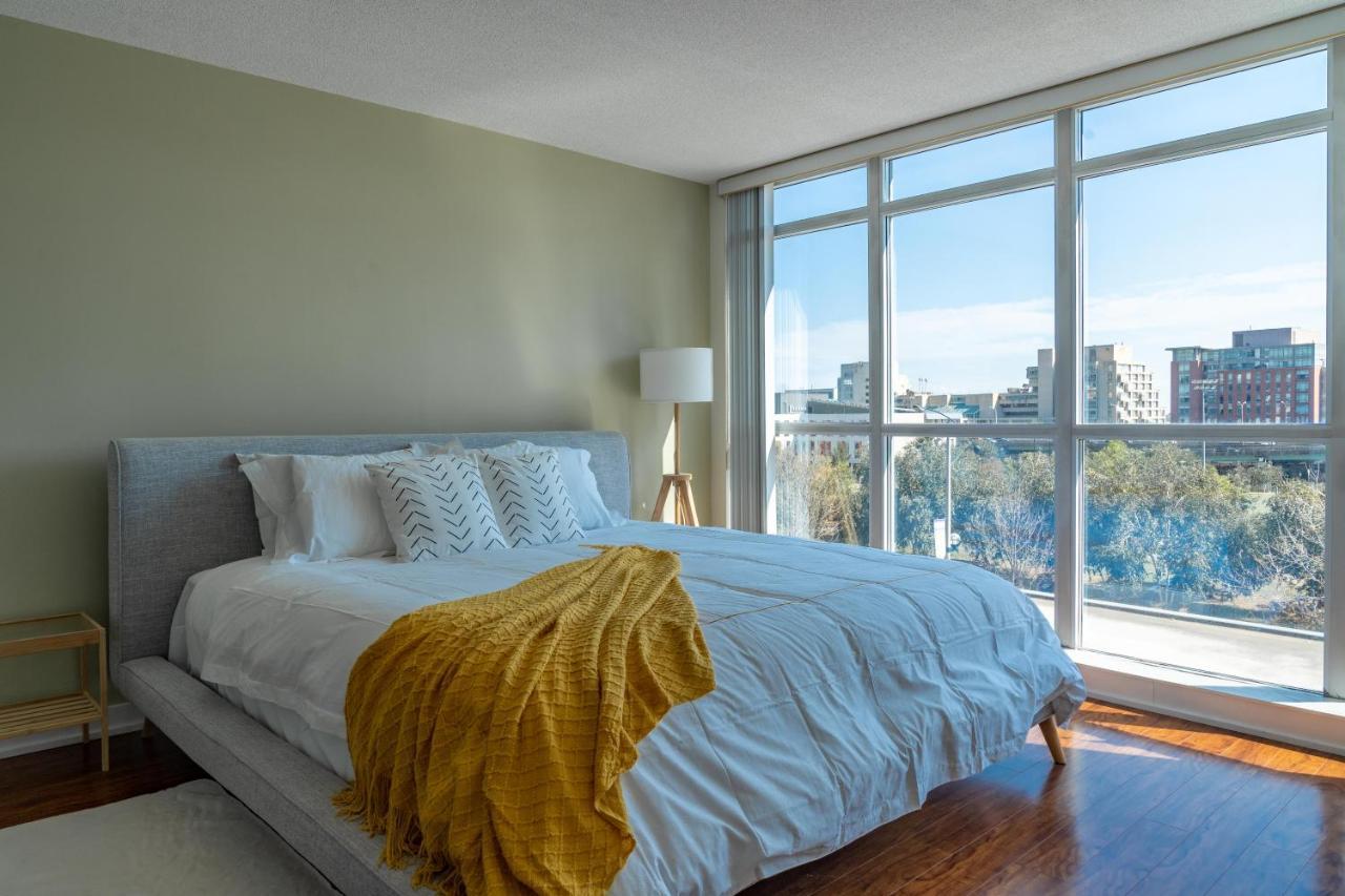 Large 2 Bedrooms Besides Cn Tower * Toronto