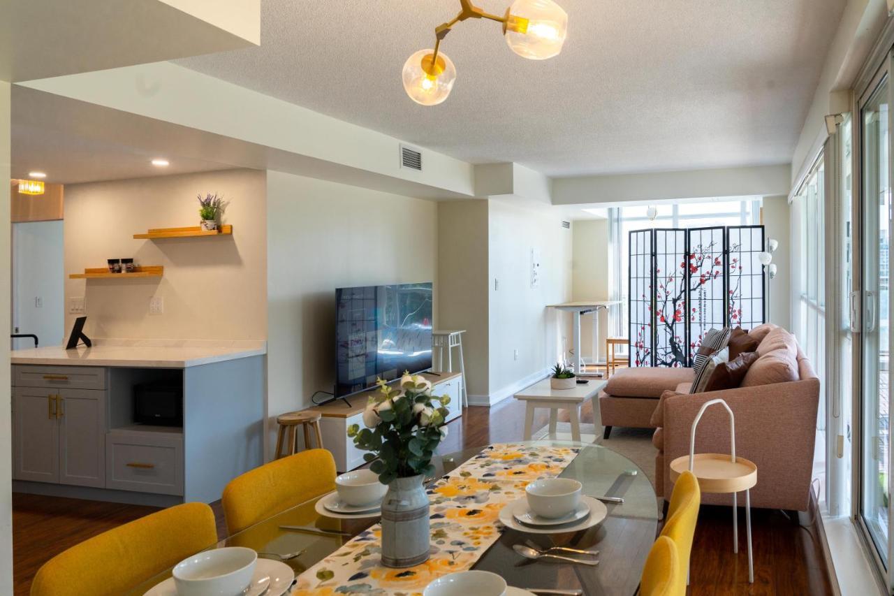 Large 2 Bedrooms Besides Cn Tower