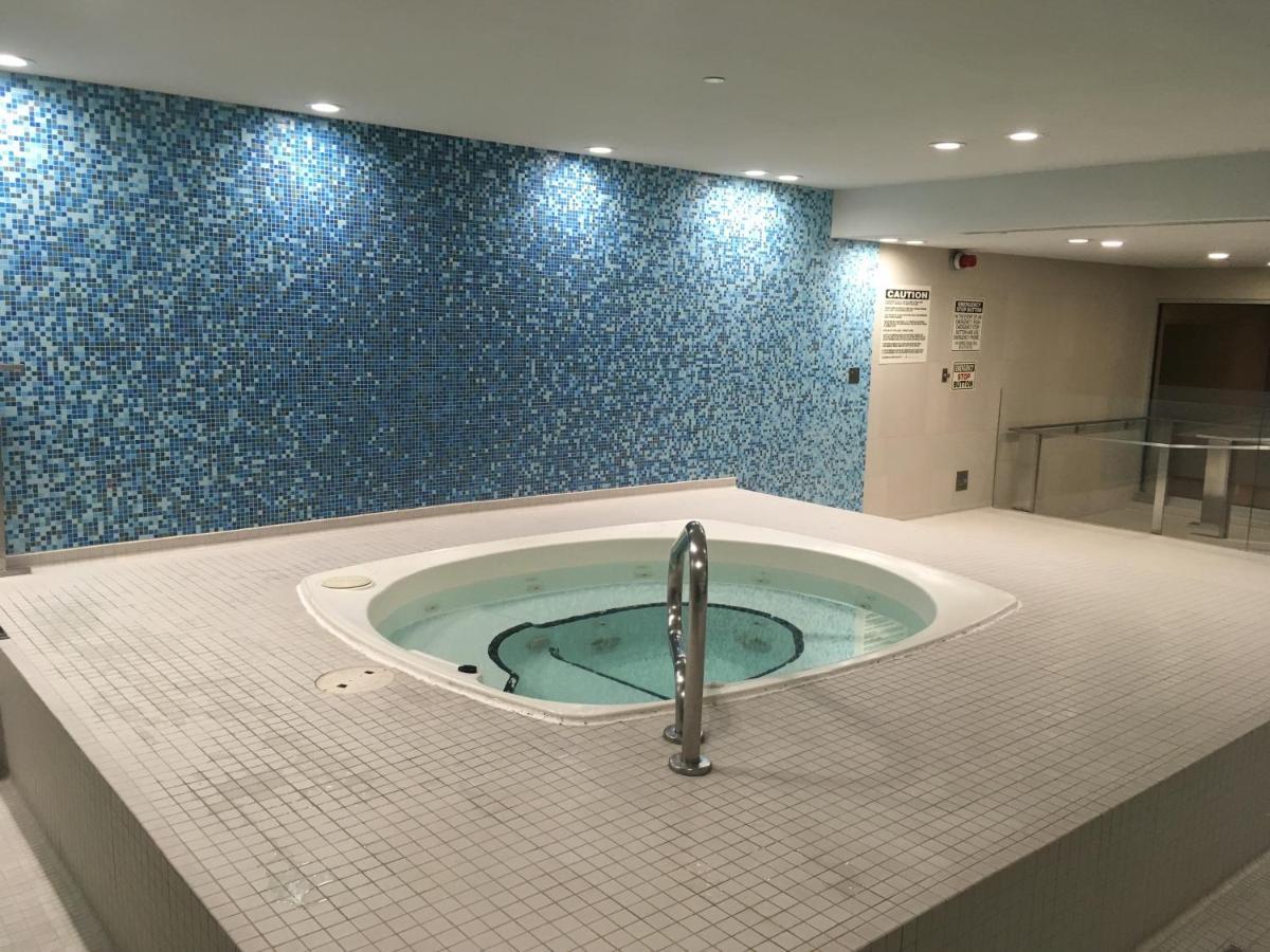Downtown Two Bedroom With Amazing View, Free Parking *