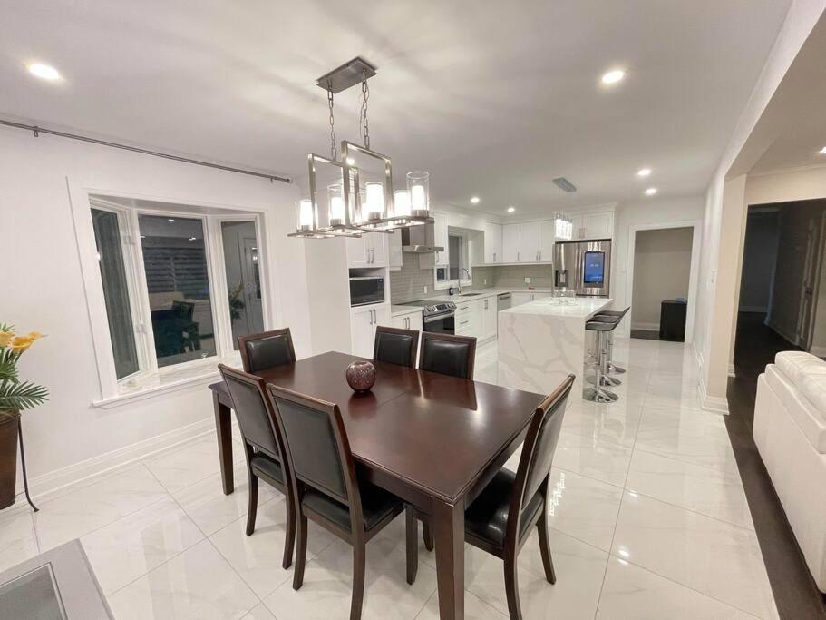Apartment 3-bedroom Modern Luxury In The Heart Of Toronto