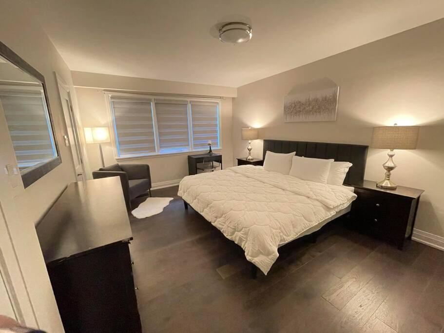 3-bedroom Modern Luxury In The Heart Of Apartment Toronto
