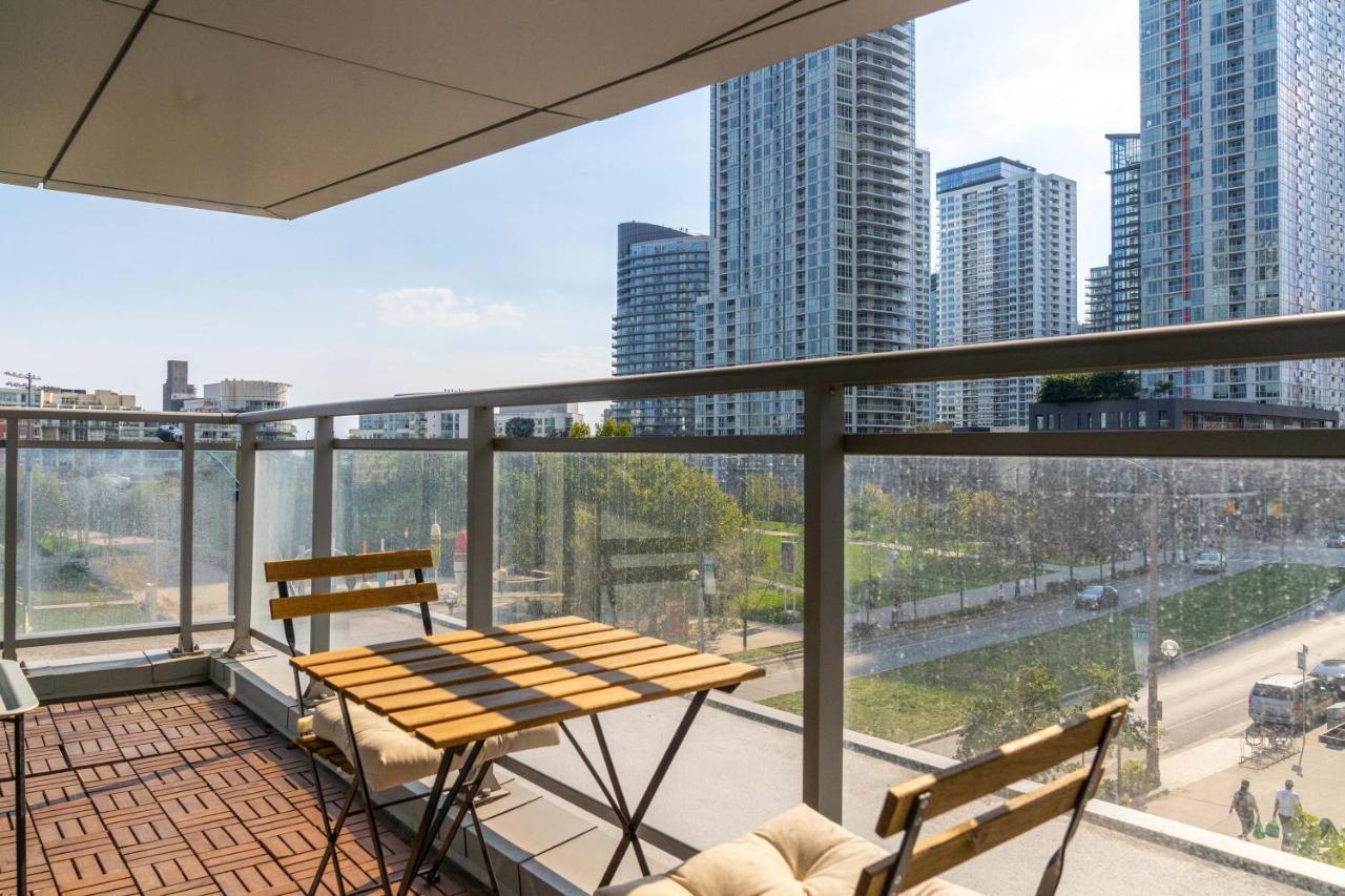 Large 2 Bedrooms Besides Cn Tower Toronto