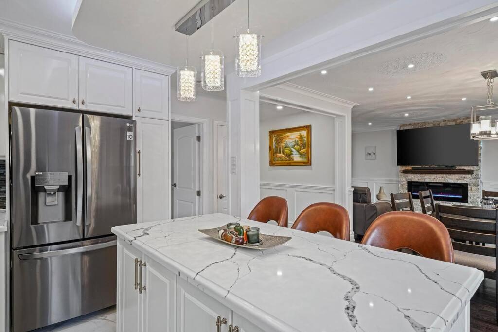 Luxury In With Walkout Patio And Free Parking Toronto