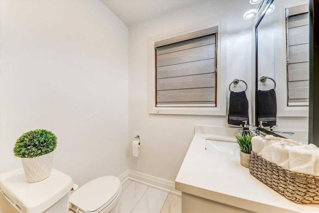 3-bedroom Modern Luxury In The Heart Of * Toronto