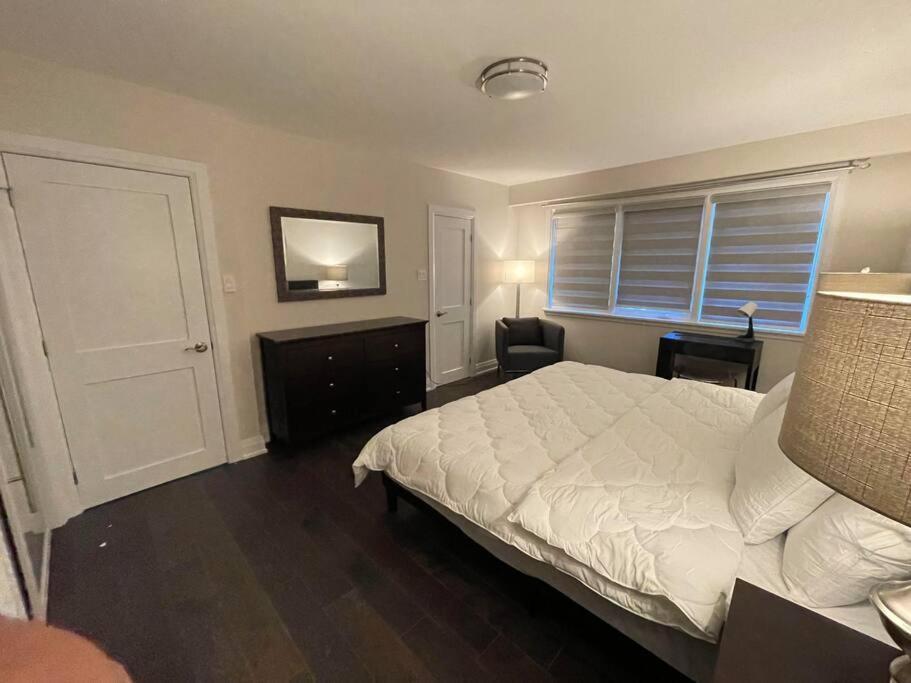 3-bedroom Modern Luxury In The Heart Of Apartment Toronto