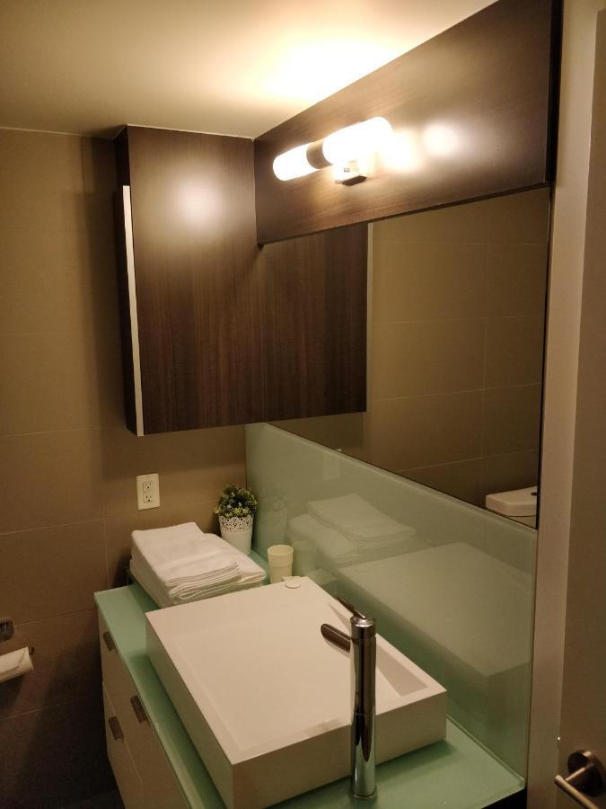 Apartment Entertainment District, Downtown Toronto, 1 Bed Den. Pure Comfort Toronto