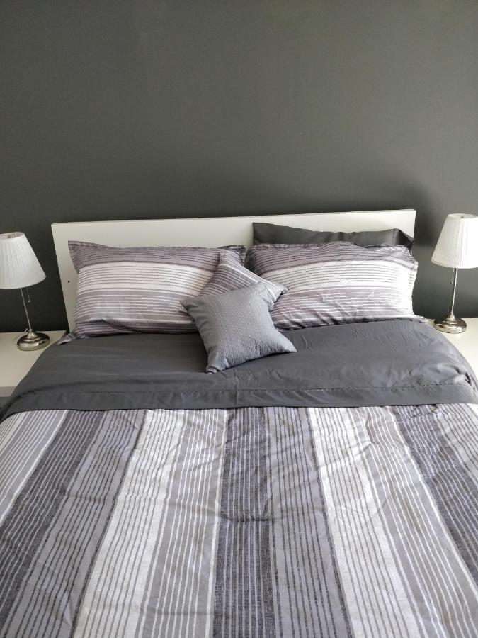 Entertainment District, Downtown Toronto, 1 Bed Den. Pure Comfort Apartment Toronto