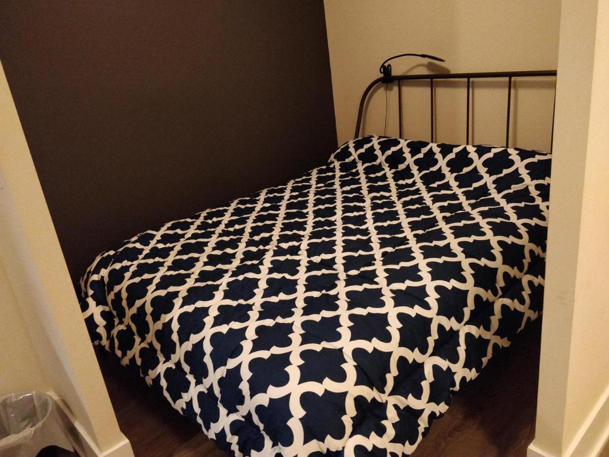 Entertainment District, Downtown Toronto, 1 Bed Den. Pure Comfort * Toronto