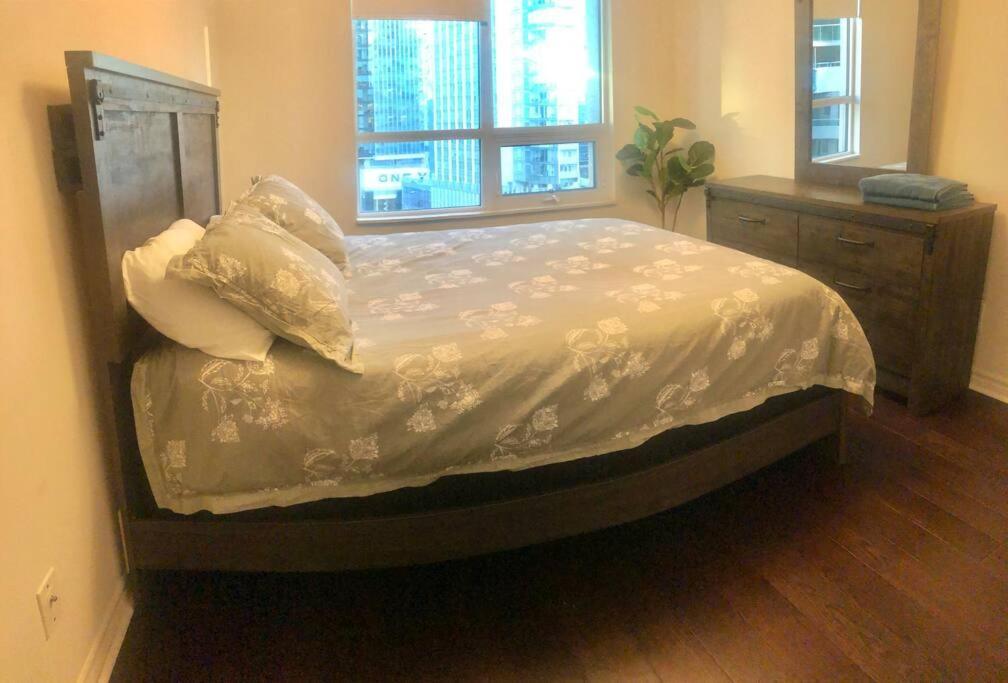 1 Bedroom Beside Cn Tower & Rogers Centre *