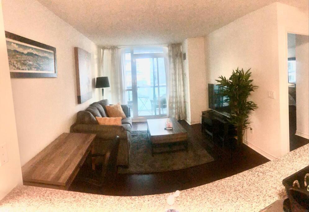 1 Bedroom Beside Cn Tower & Rogers Centre Apartment *