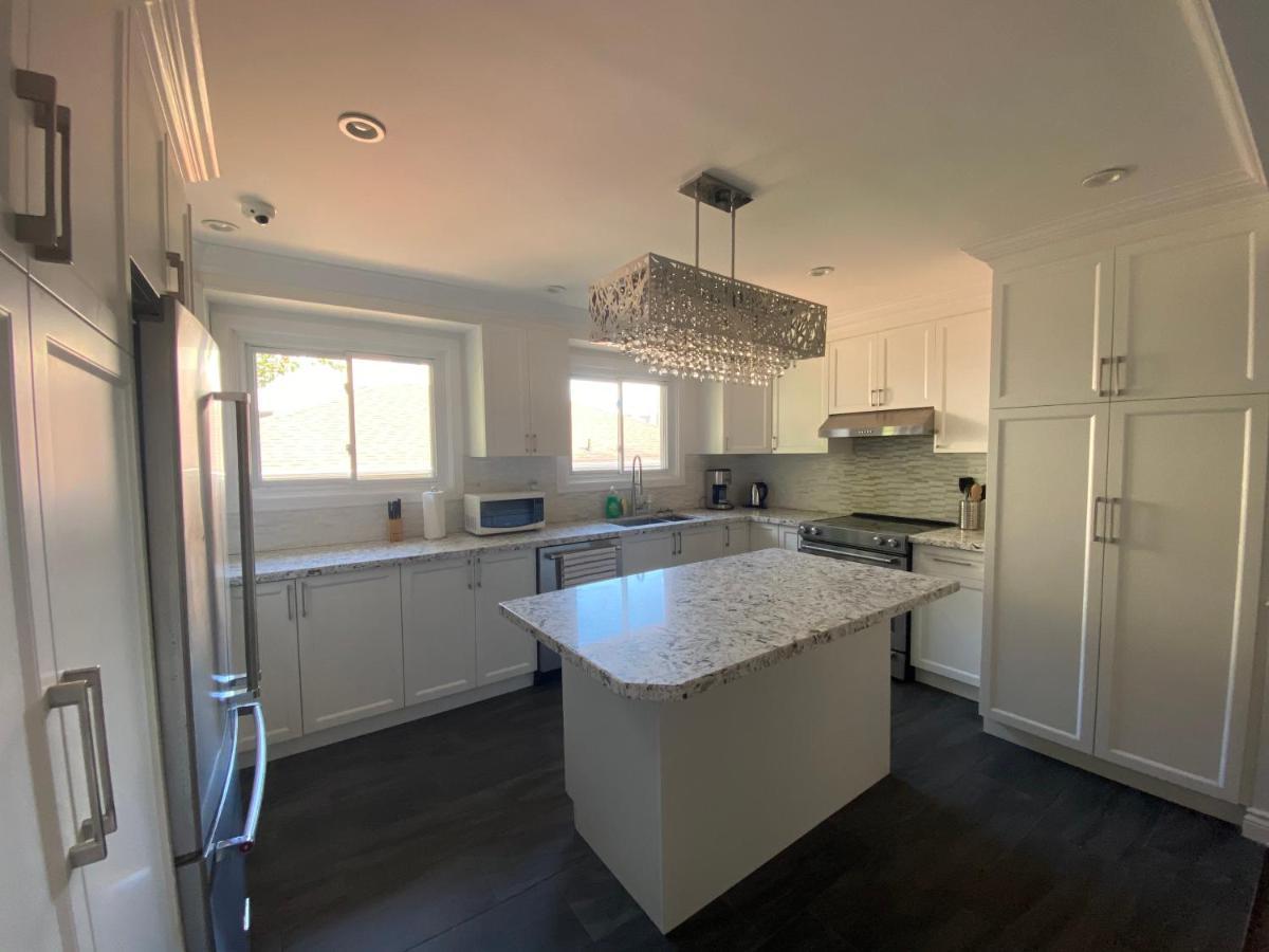 Yonge And Finch Subway !l Spacious & Bright Private Bedroom With Shared Amenties Privatunterkunft *