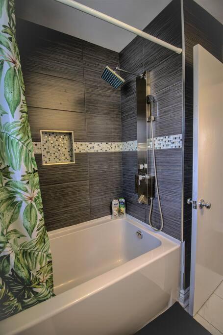 Charming Cozy Ravine Mins To Parks & Lake Entire House Holiday home *