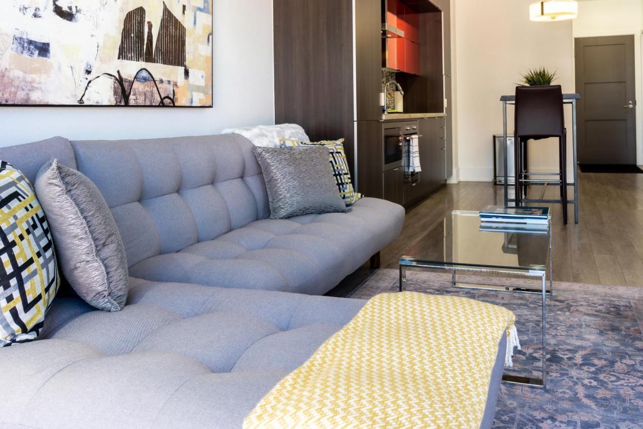 Modern Cn Tower View Downtown With Parking Apartment