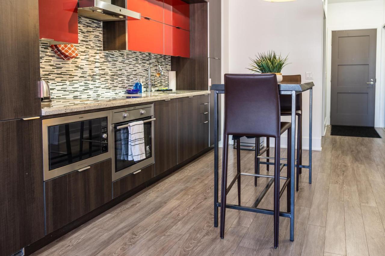 Modern Cn Tower View Downtown With Parking Apartment