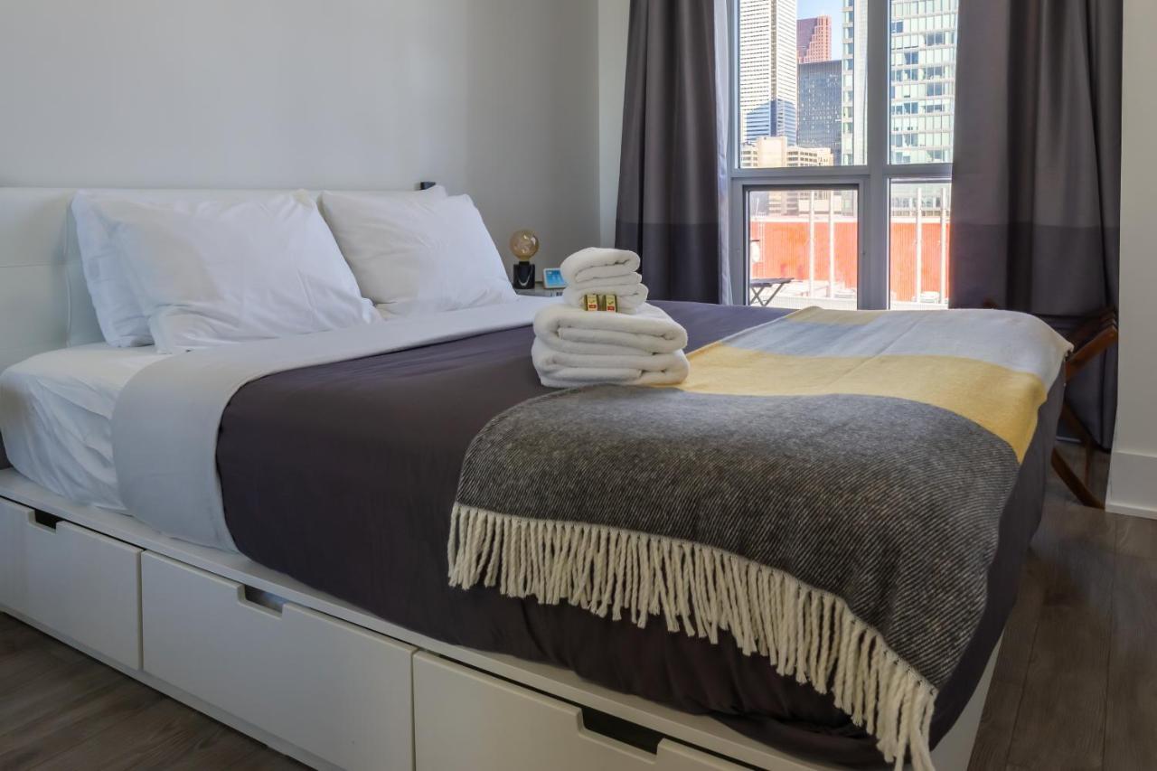 Apartment Modern Cn Tower View Downtown With Parking Toronto