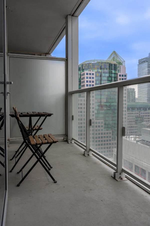 Apartment Modern Cn Tower View Downtown With Parking *