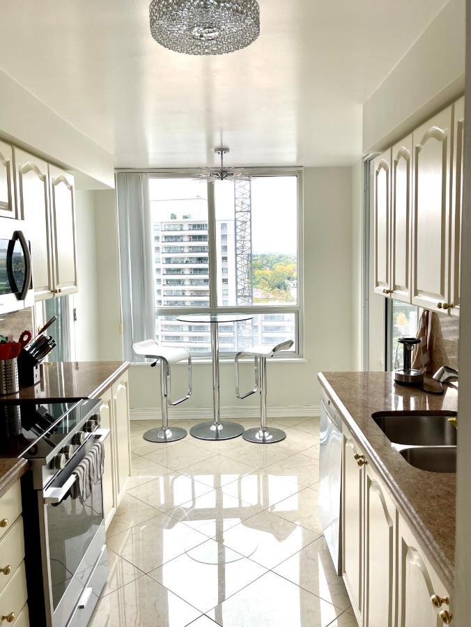 Spacious 3 Bd In The Centre Of North York, High Floor, Balcony, Free Wifi And Parking Subway * Toronto