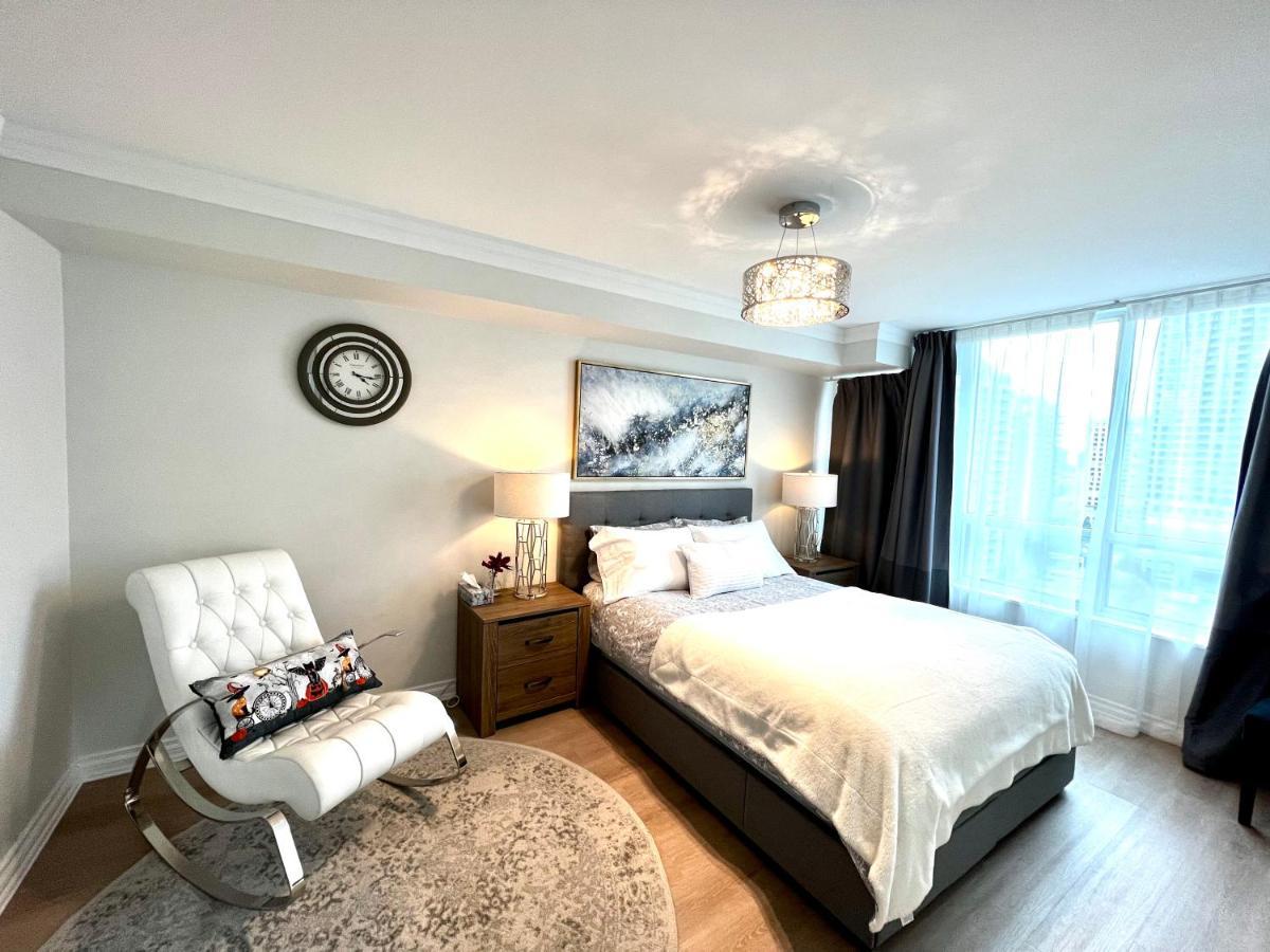 Apartment Spacious 3 Bd In The Centre Of North York, High Floor, Balcony, Free Wifi And Parking Subway *