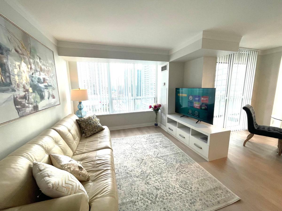 Apartment Spacious 3 Bd In The Centre Of North York, High Floor, Balcony, Free Wifi And Parking Subway