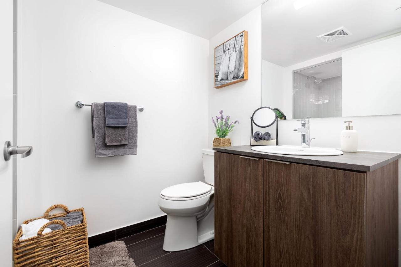 Upscale & Modern 2bd + Den 2ba Heart Of Downtown! * Toronto