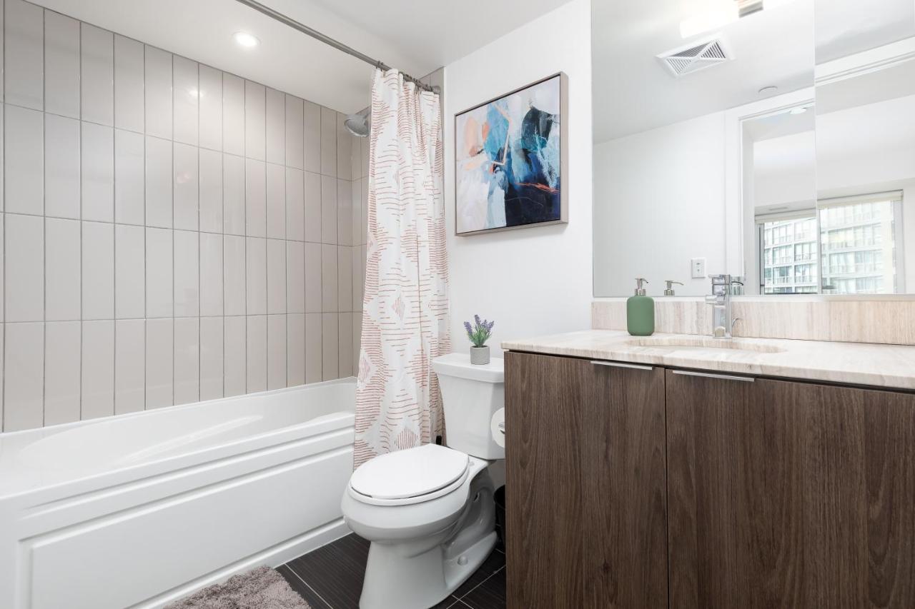 Upscale & Modern 2bd + Den 2ba Heart Of Downtown! * Toronto