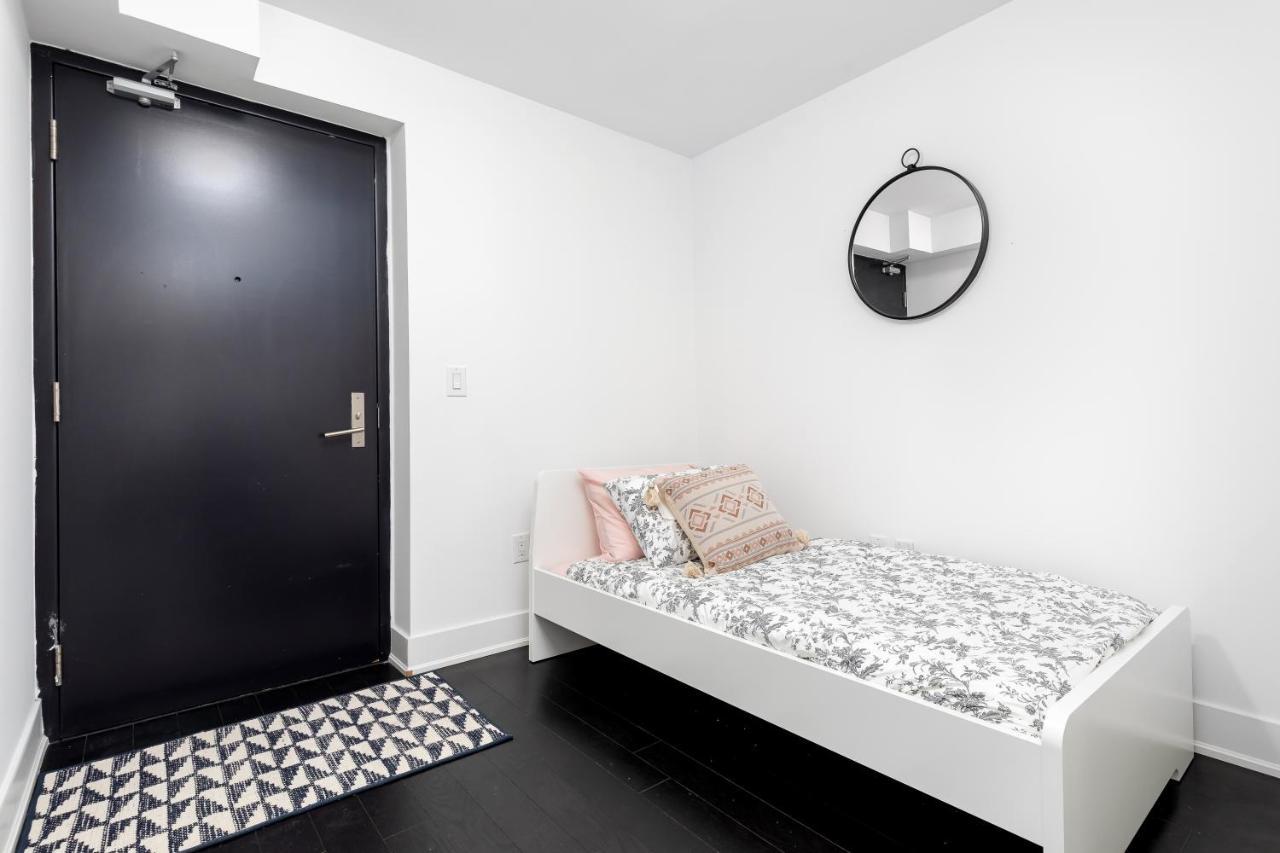 Apartment Upscale & Modern 2bd + Den 2ba Heart Of Downtown! Toronto