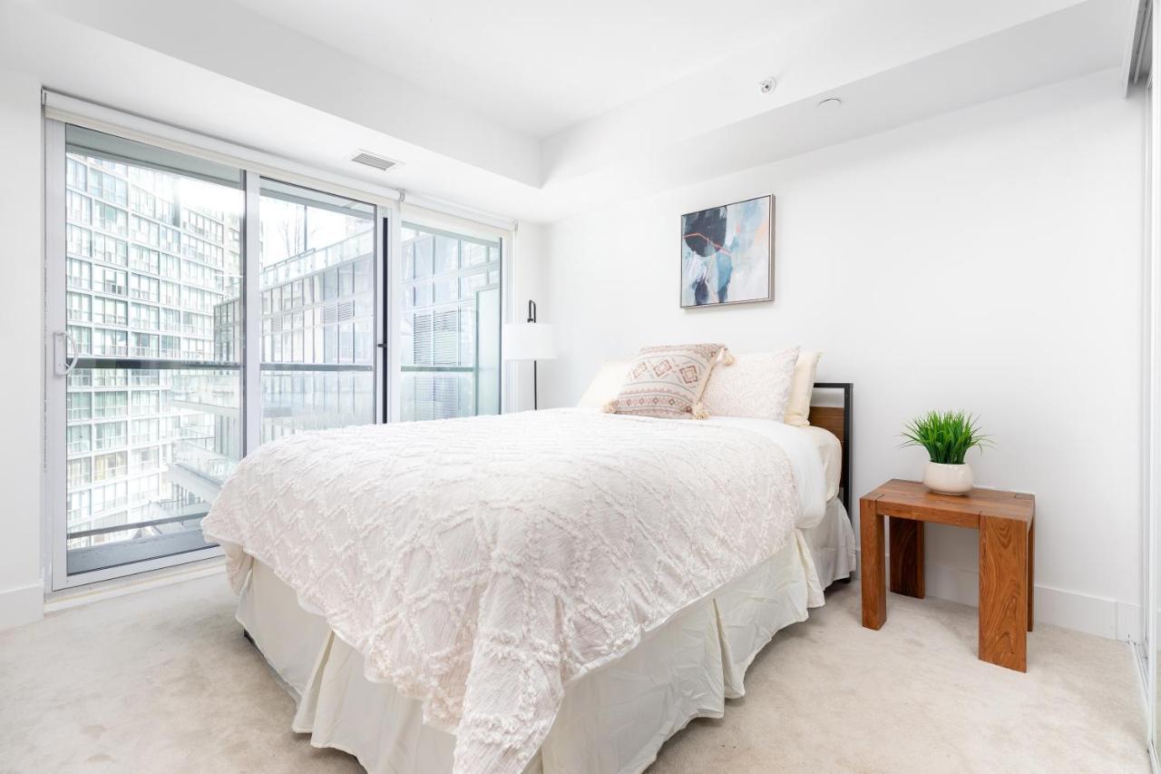 Upscale & Modern 2bd + Den 2ba Heart Of Downtown! *