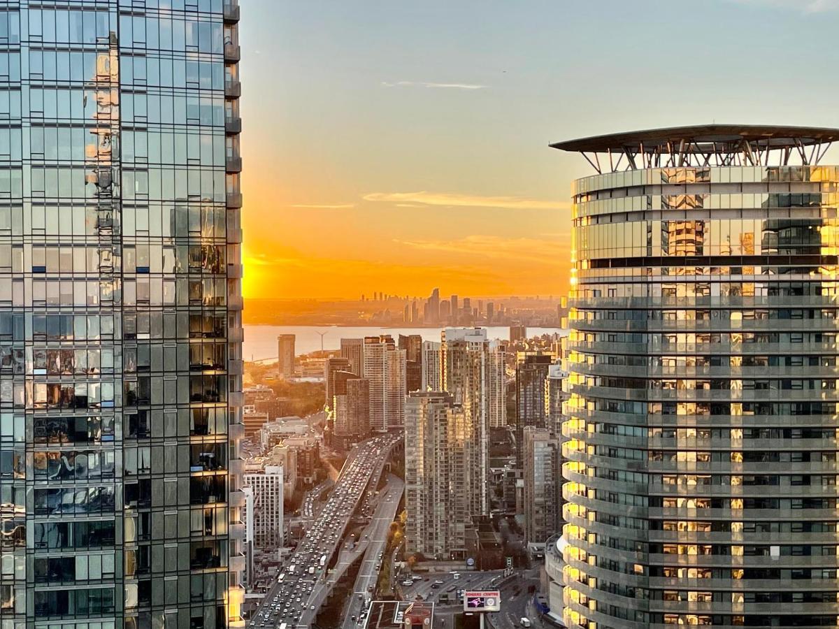 Apartment Presidential Heart Of Downtown With Stunning View Toronto
