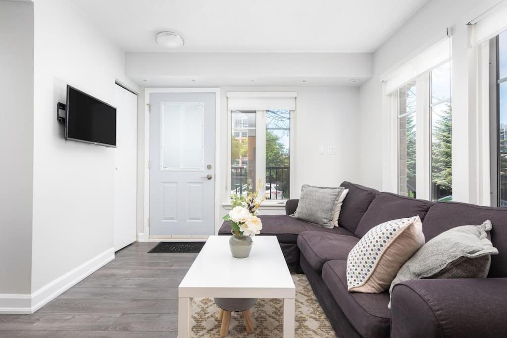 Apartment Very Cozy 1br Townhome By Lakeshore! *