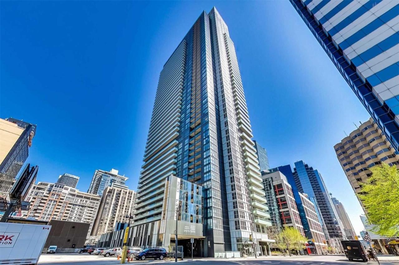 Apartment Modern Cn Tower View Downtown With Parking